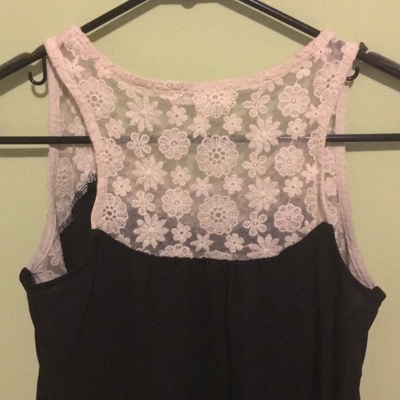 White crochet lace and black flowy tank top - Picture 3 of 7